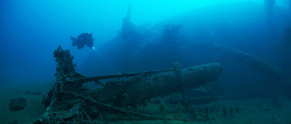 Wreckdivers exploring the SS Isonzo