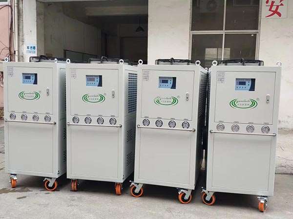 如何给冷水机添加制冷剂？